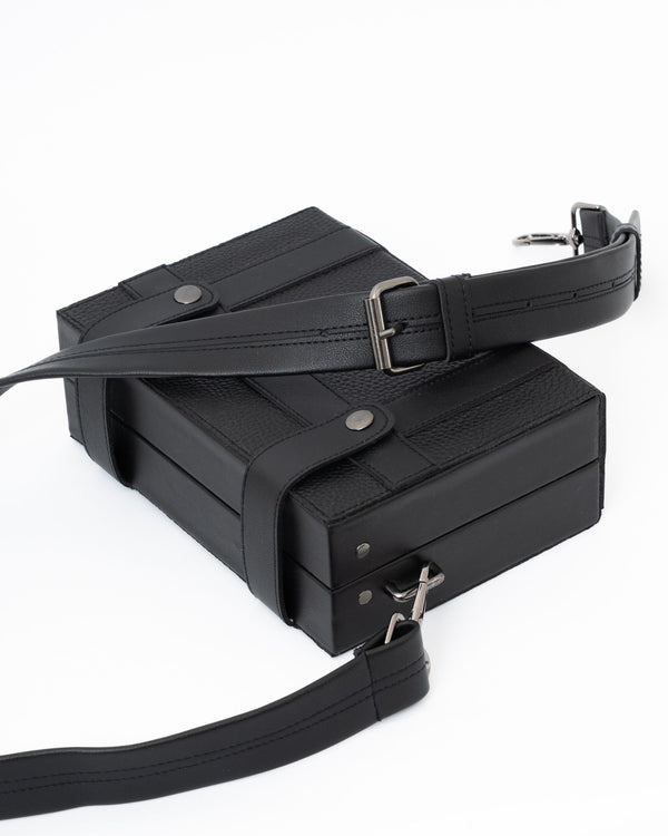 MAYSA SLING BAG IN BLACK